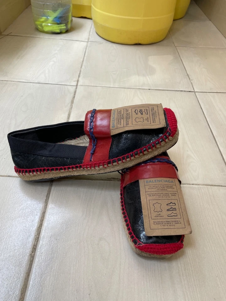 Alpargatas Balenciaga bloque de color cuero emblema planas talla 36 EU. Foto 3 de 4