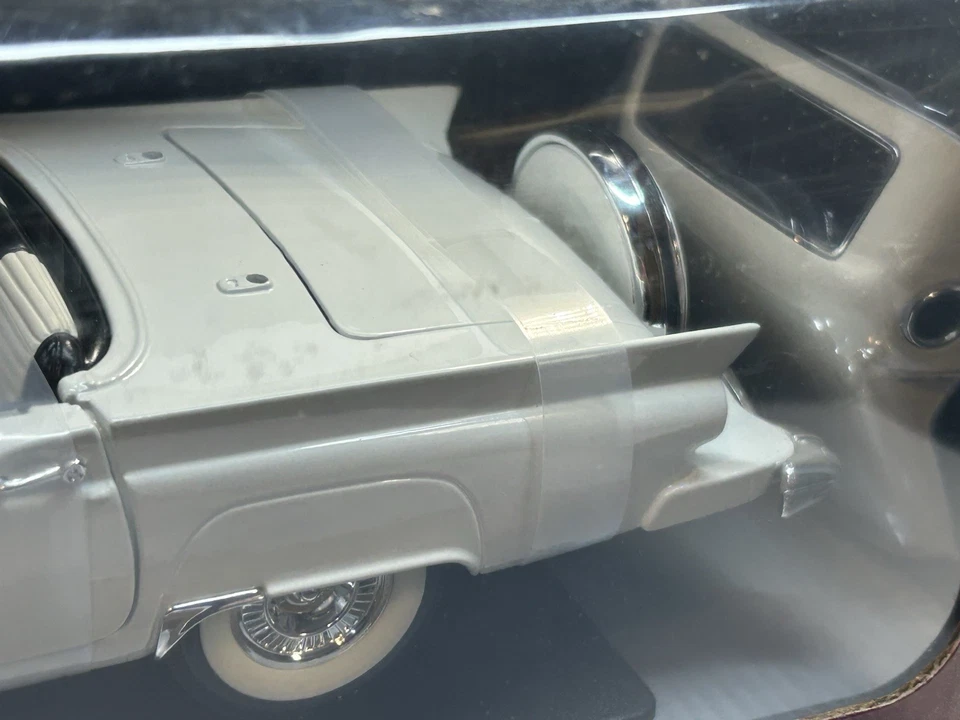 Road Signature 1957 Ford Thunderbird White Convertible/Hardtop 1:18 Die Cast - Image 3 of 4