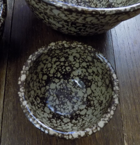 Vtg Brown Tan Spongeware Pottery 3 Nesting Mixing Rim Bowls set 7" 5" 4" Signed - 第 4/11 張圖片