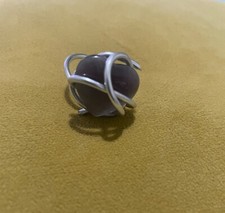 Silber handgefertigter Ring mit lila Kristallherz - Draht verpackt