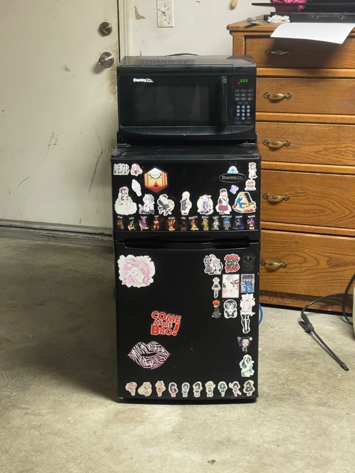 Мини-холодильник Danby с одним разъемом с морозильной камерой и микроволновой печью 3,2 куб. см - Изображение 2 из 4