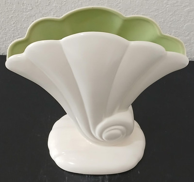 Red Wing 899 Fan Shell Vase Off White And Chartreuse  7.77'' Tall Vintage