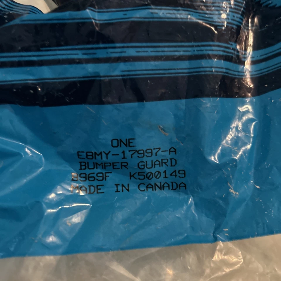Protector de parachoques derecho E8MY-17997-A - 1988-91 MERCURY COLONY PARK Foto 2 de 4