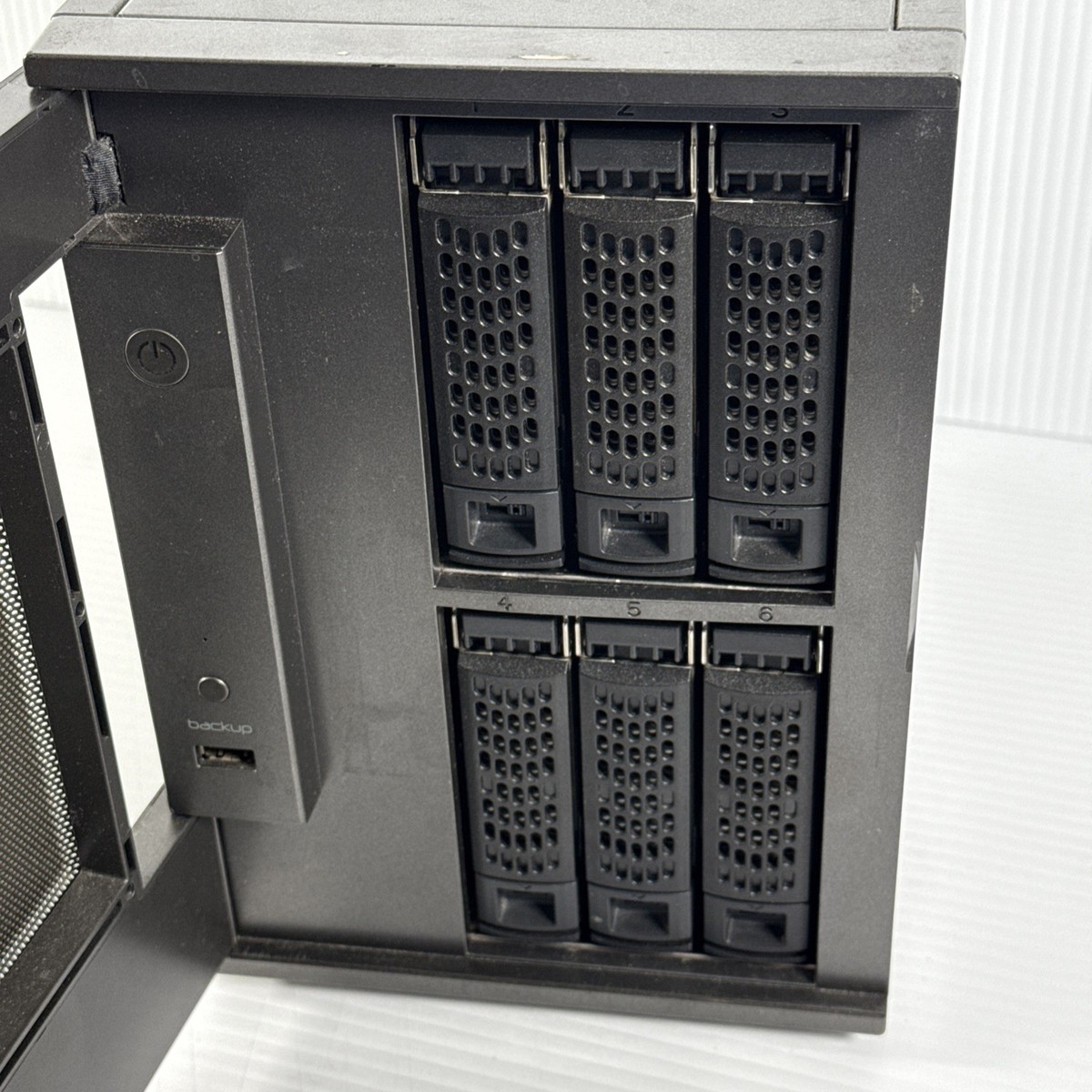 NETGEAR READYNAS RND-6A HardDrive Storage Enclosure- Powers On