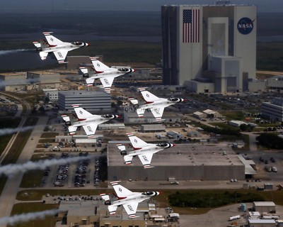 USAF THUNDERBIRD F-16s FLY IN FORMATION PAST THE NASA VAB - 8X10 PHOTO (ZZ-103)