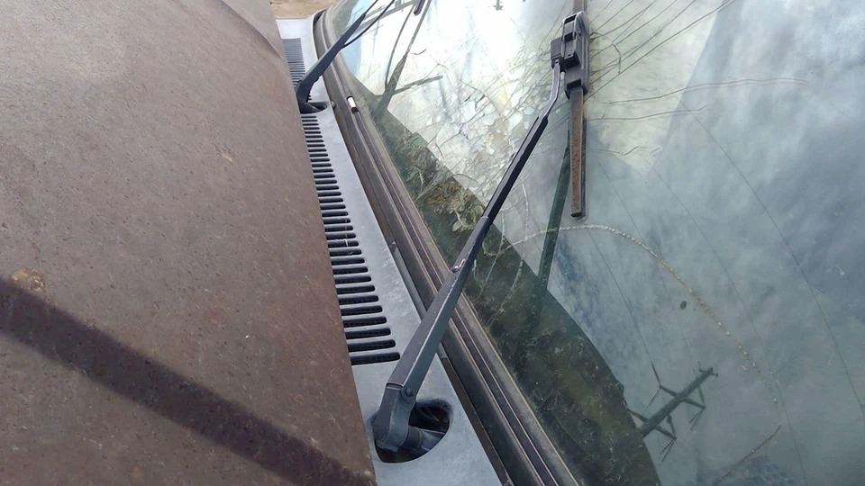 1985 86 Gmc Sierra K10 1500 Driver Left Windshield Wiper Arm Oem Blade 22111206 - Image 2 of 4