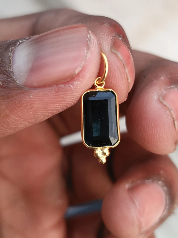 Colgante de Iolita Natural, Colgante Rectángulo Hecho a Mano Oro Amarillo Sólido 18K Foto 2 de 3