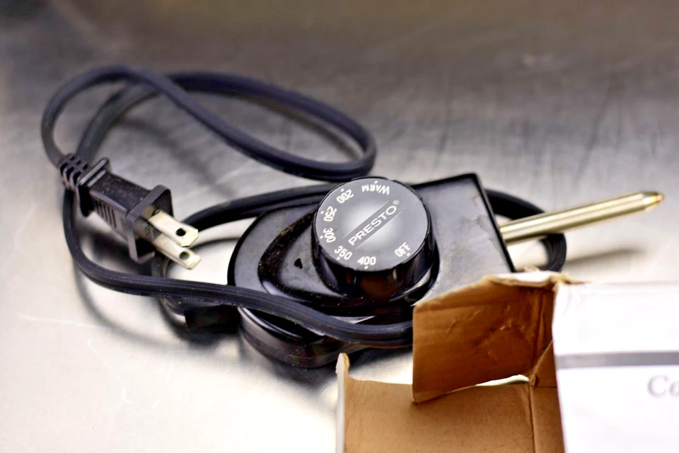 Presto 16 pol. Frigideira elétrica de cerâmica com tampa de vidro, alças de toque frio - Imagem 2 de 3