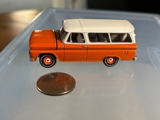 Auto World Orange 1965 Chevy Suburban - Pneumatici in gomma