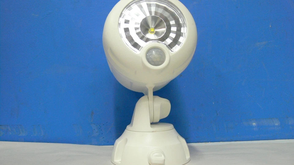 Beams MB360XT 200 Lumen Wireless Battery Operated Powered Motion Sensing LED - Image 4 of 4