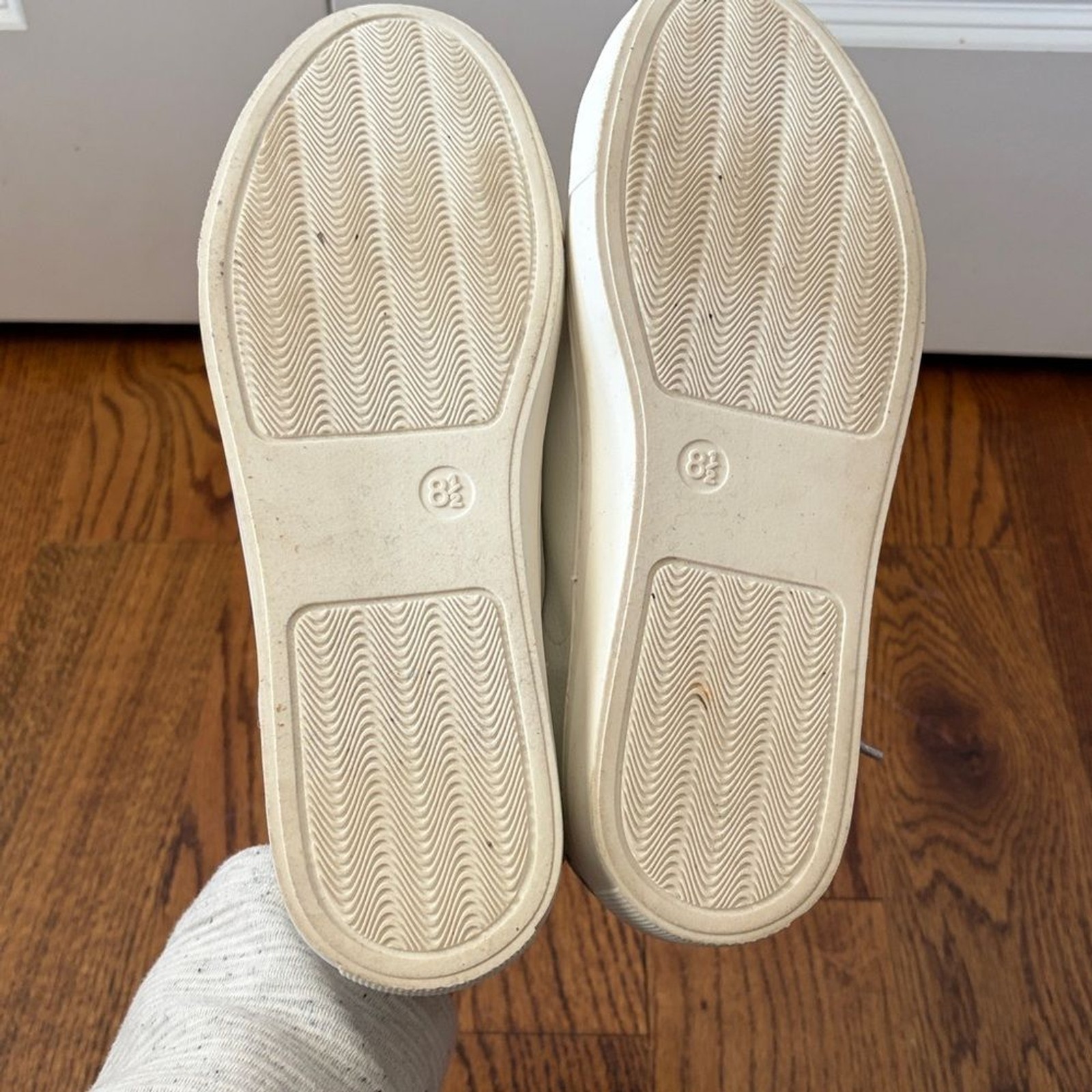 Universal Threads white leather flocking metallic… - image 5