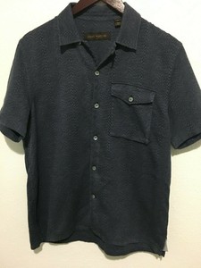 camiseta blanca cuello en v