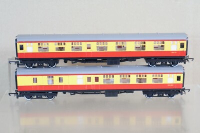 HORNBY R626 R627 RAKE of 2 BR RED CREAM MK1 2nd CLASS & COMPOSITE