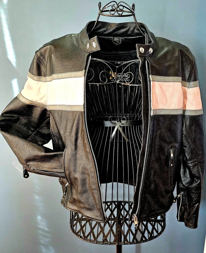 Chaqueta de cuero Xelement para mujer grande negra con rayas rosas Foto 3 de 4