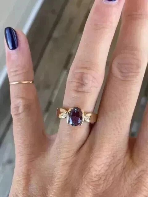 Anillo de tres piedras con diamantes de alejandrita creado en laboratorio ovalado de 2 quilates enchapado en oro amarillo de 14 quilates Foto 4 de 4