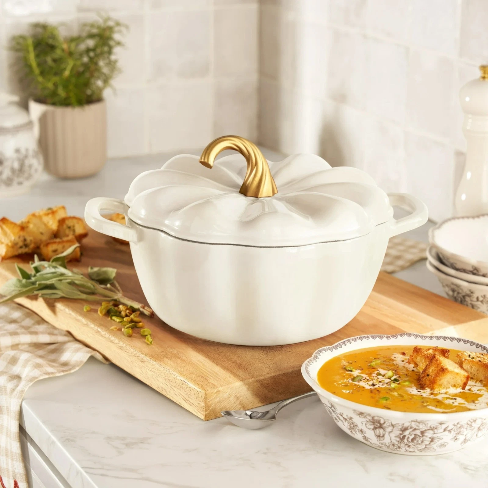 Pioneer Woman 3.5-Quart Pumpkin-Shaped Enamel on Cast Iron Dutch Oven, Linen NEW