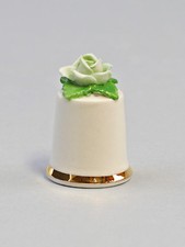 9959389 Porzellan Fingerhut wei&szlig; Rose hellgr&uuml;n-gr&uuml;n Ens/E.Bohne H3,3cm