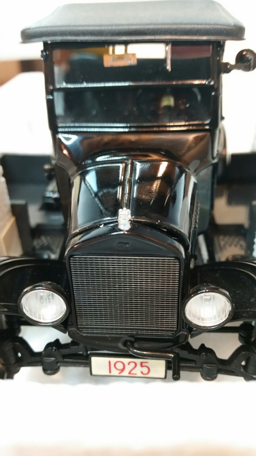 DANBURY MINT - THE 1925 FORD MODEL- T RUNABOUT - 1 24 SCALE - DIECAST DANBURY MINT - THE 1925 FORD MODEL- T RUNABOUT - 1 24 SCALE - DIECAST