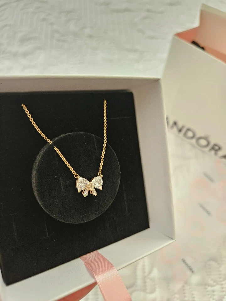 Collar Pandora con lazo brillante Foto 3 de 4