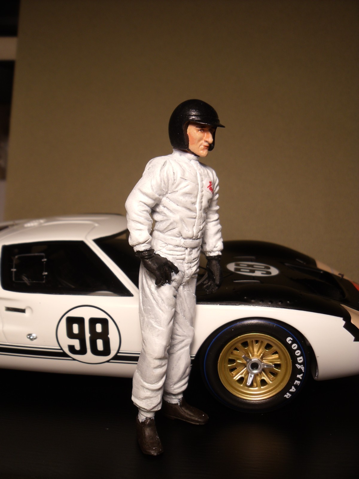 Figurine 1/18 Ken Miles non peint compatible Spark Autoart CMR Minichamps