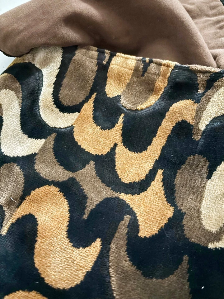 Vintage Brown Velvet Carpet Bag – Unique Pattern, Flap Closure, Cotton Lined - Image 3 of 4