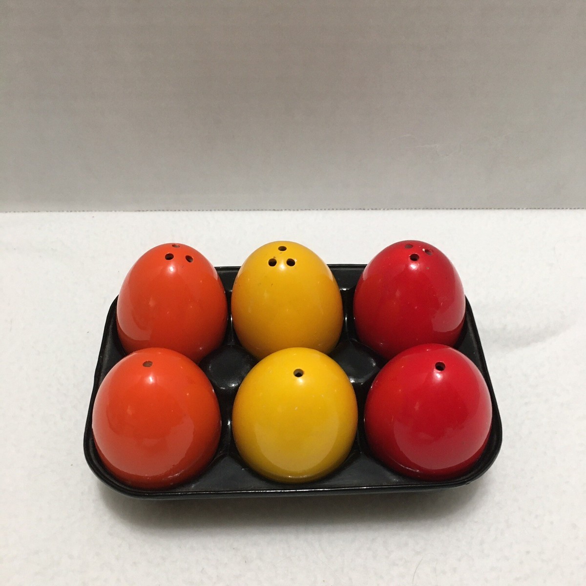 Vtg 6 EGG Ceramic SALT and PEPPER SHAKERS Japan w/ Egg Carton RED