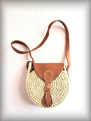 Sac à dos en rotin tissé pour femme. Petit sac à main style