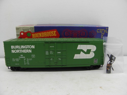 ROUNDHOUSE 50' RIB SIDE HI CUBE BOXCAR BURLINGTON NORTHER #748856 - ESCALA HO-USADO | Zustand: Used