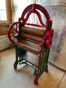 The United H.J Searle Mangler/wringer Machine Antique