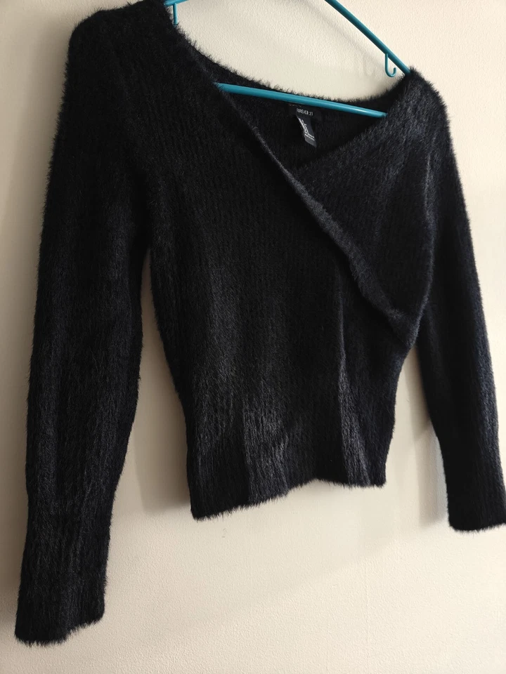 Suéter corto Forever 21 para mujer tejido envolvente difuso negro XS - cuello en V pequeño Foto 2 de 4