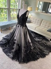 Gothic Black White Wedding Dresses V-Neck Sleeveless Lace Appliques Bridal Gowns
