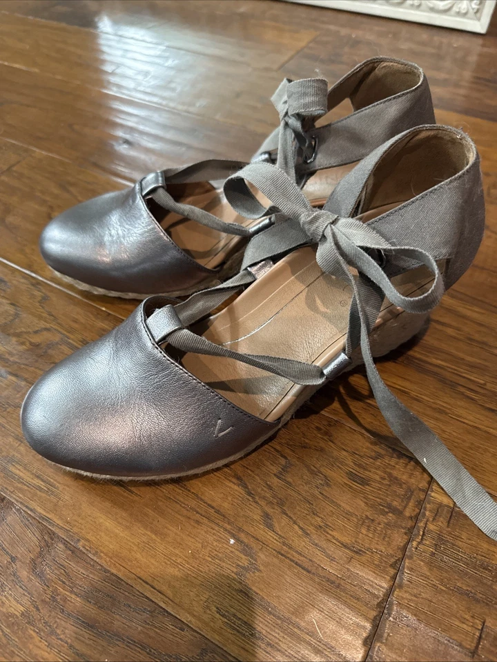 Zapatos de cuña Vionic Kaitlyn plateados metálicos, talla 9,5 con envoltura al tobillo usados buenos Foto 2 de 4