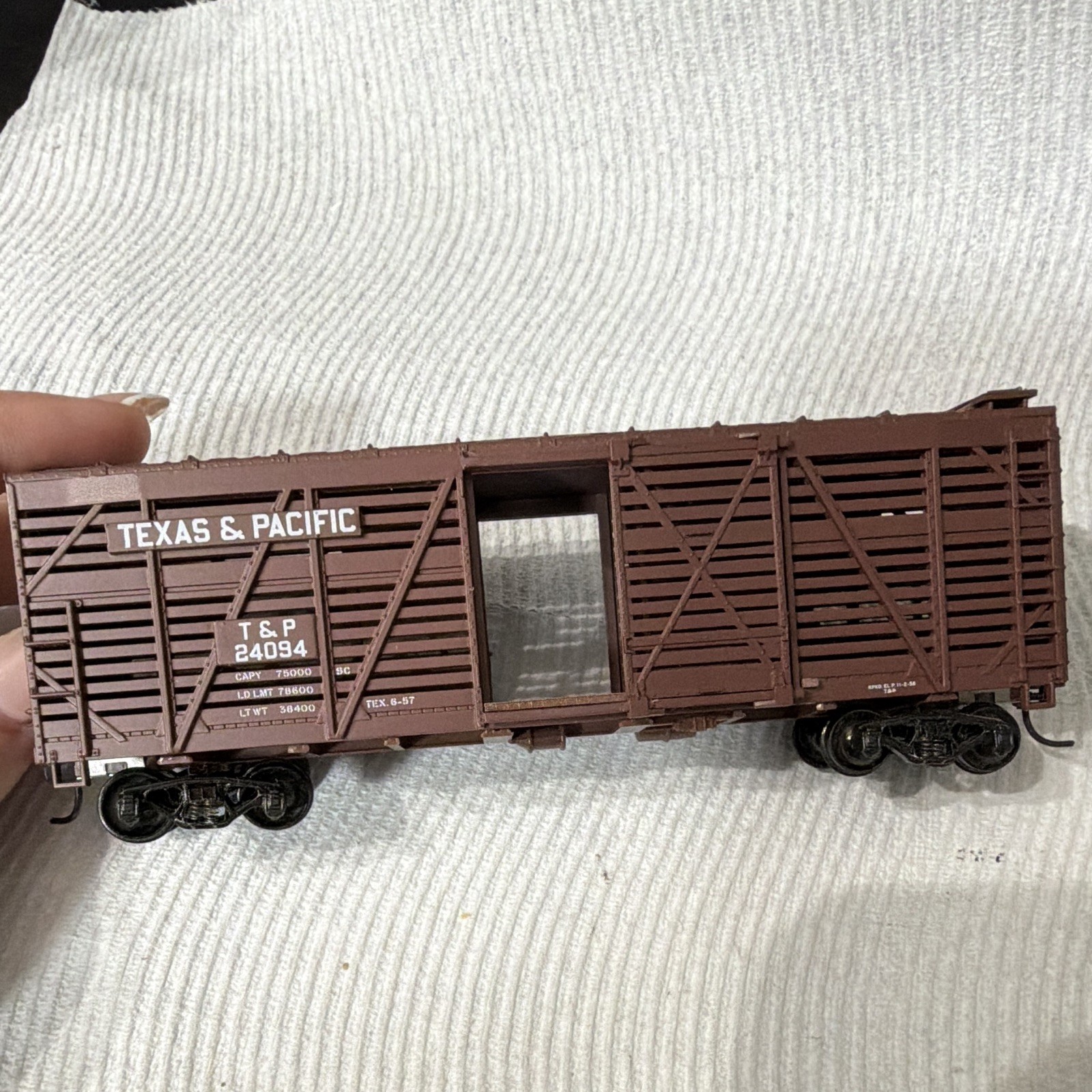 Texas & Pacific HO Scale Brown Freight Car #24094 1:87 Two-Rail Analog