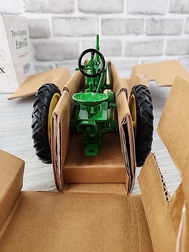 ERTL John Deere Model HNH Tractor 1999 Two-Cylinder Expo IX Wide Front End - Picture 6 of 13