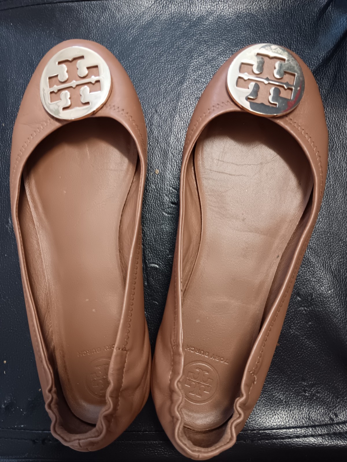 Tory Burch Flats Caroline Size 8 M Tan Beige w/ Gold Logo Ballet Women's Shoes