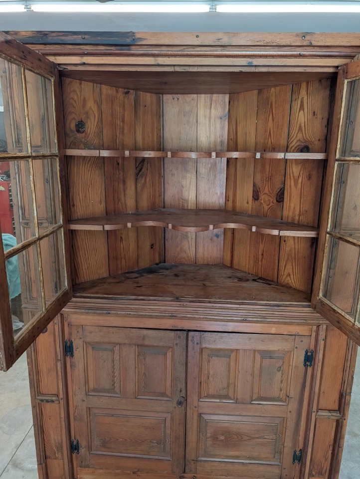 Antiguo gabinete de esquina de pino corazón amarillo paneles elevados 12 paneles de vidrio principios del siglo XIX Foto 4 de 4