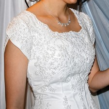 David's Bridal White Beaded Lace Wedding Dress Cap Sleeve Lace-Up Back Train 