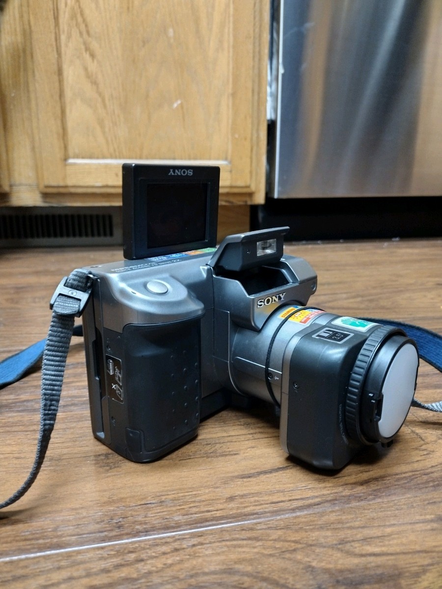 Sony Mavica MVC-FD91 0.8MP Digital Camera - Black & Metallic Sony Mavica MVC-FD91 0.8MP Digital Camera - Black & Metallic