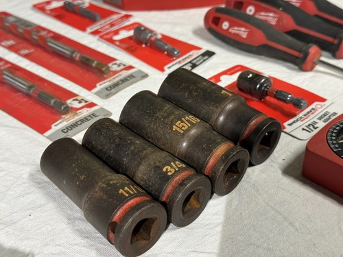 Milwaukee Werkzeugset - meist gebraucht - Steckschlüssel, Wasserwaage, Hammerbits, Schraubendreher etc. - Bild 2 von 4