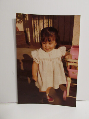 1982 VINTAGE FOUND PHOTOGRAPH COLOR ORIGINAL ART PHOTO BRUNETTE GIRL FUNNY FACE