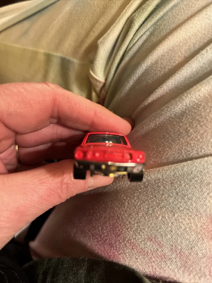 Ford Mustang 1967 cupé rojo Hot Wheels con rayas amarillas R7520 Foto 2 de 4