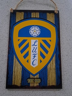 LEEDS UNITED FC WALL HANGING 28CM X 18CM ESTABLISHED 1919