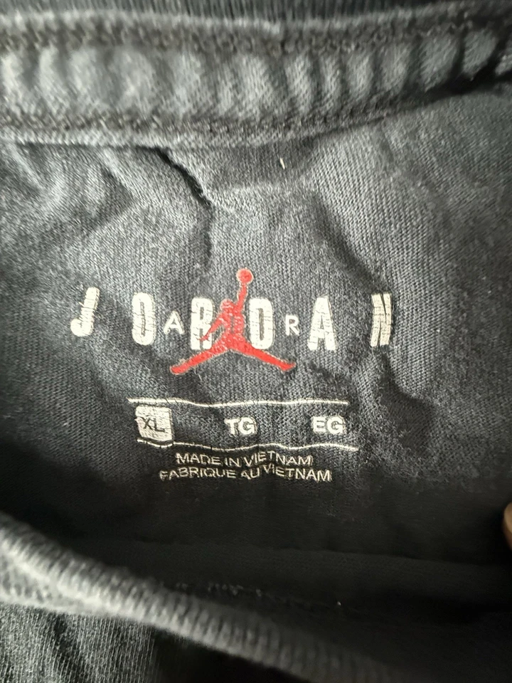 Camiseta clásica Jumpman Air Jordan Standard Fit XL negra y dorada para hombre Foto 3 de 4