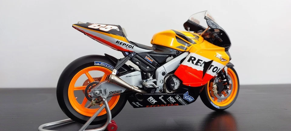 SIGNED NICKY HAYDEN MINICHAMPS HONDA RC211V 2005 MOTO GP Repsol honda team - Image 2 of 4