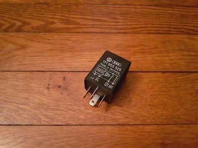 Relais VW AUDI numéro 20 OE 171955529 HELLA 5WB003.783-00 12V - Photo 1/4