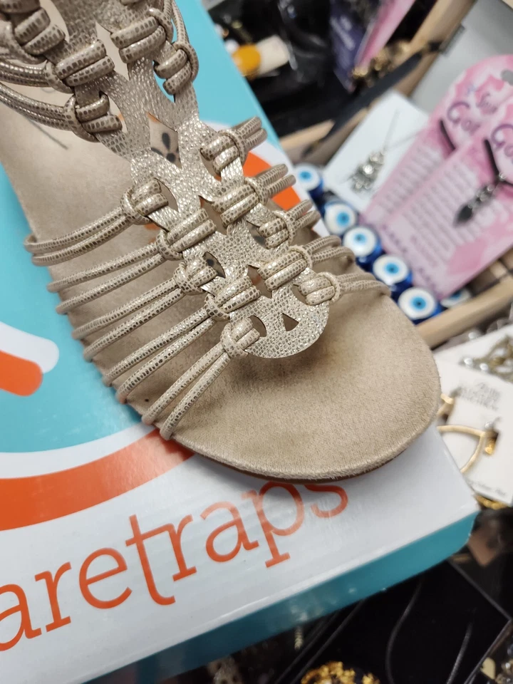 Sandalias y chanclas para mujer BareTraps Taren talla 7,5 m oro claro Foto 3 de 4
