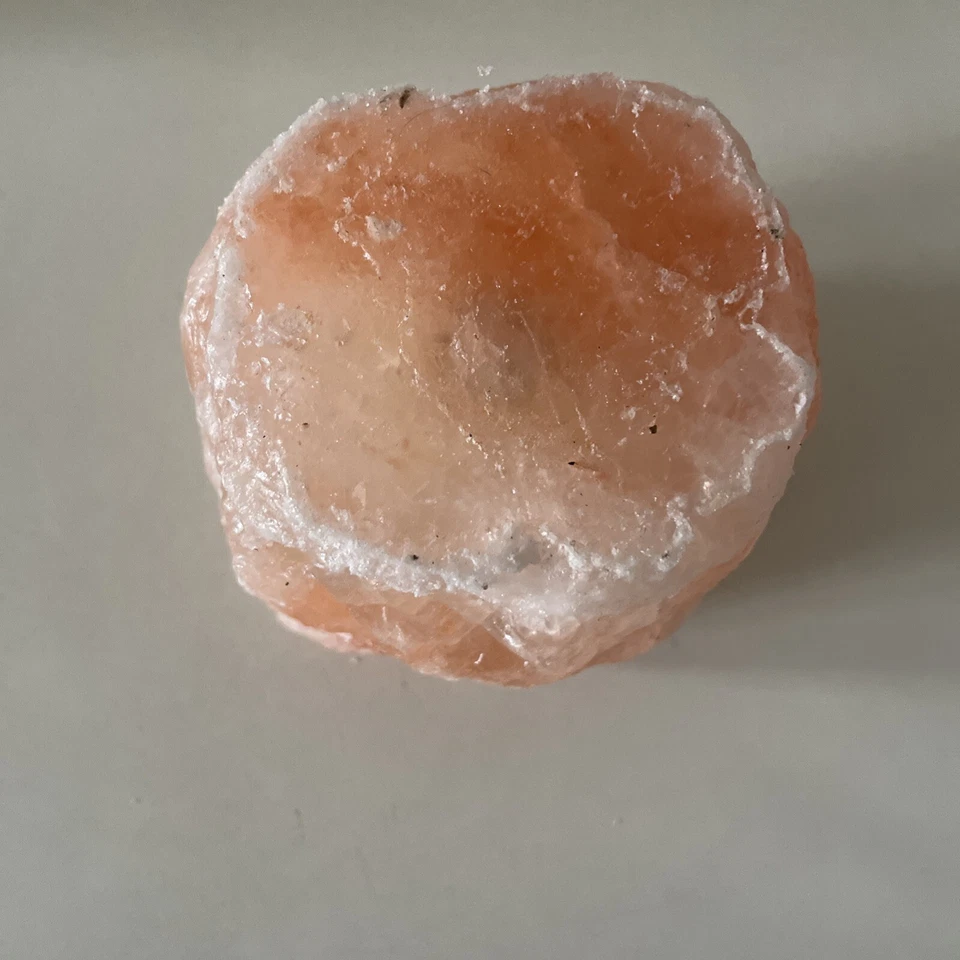 Candelabro y vela votiva de roca de sal de cristal natural del Himalaya Foto 4 de 4