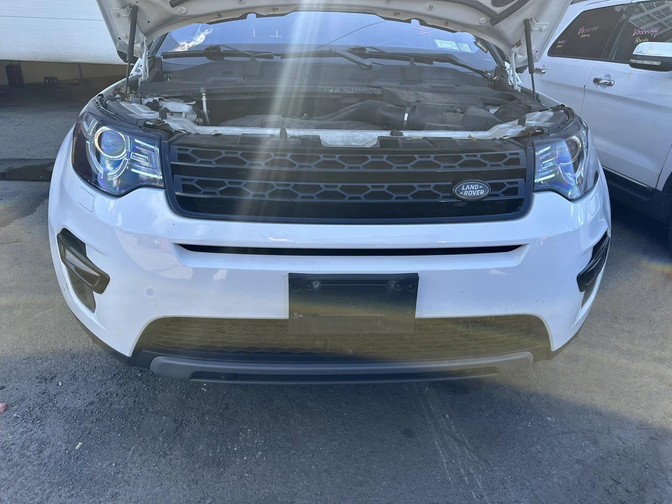 Used Front Bumper Assembly Front fits: 2017 Land rover Discovery sport w/surroun — 第 3/4 张图片