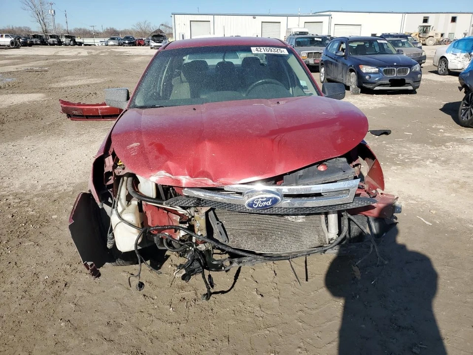 Used Rear Bumper Assembly Rear fits: 2010 Ford Focus Rear Grade A Foto 2 de 4