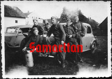 I11/28 WK2 ORIGINAL FOTO DEUTSCHE WEHRMACHT SOLDATEN POSIEREN AUF FAHRZEUG
